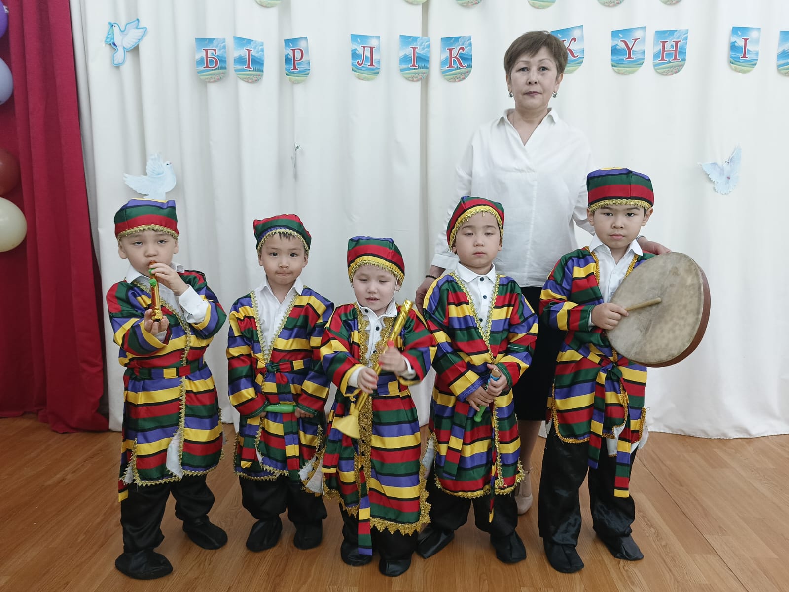 Мамырдың бірі, достықтың күні  Ән салып, билеген халықтың үні Тұтасып, тойлаған ұлттар Керемет мереке мамырдың бірі 🌷